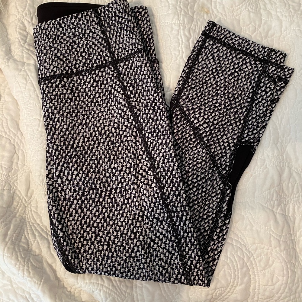 Black and white dotted lululemon leggings